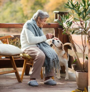 Notrufarmbänder: Der Nutzen für Menschen mit Demenz Notrufarmbänder sind die perfekten Begleiter, um möglichst lange selbstbestimmt in den eigenen vier Wänden zu leben. Bildquelle: © Getty Images / Unsplash.com