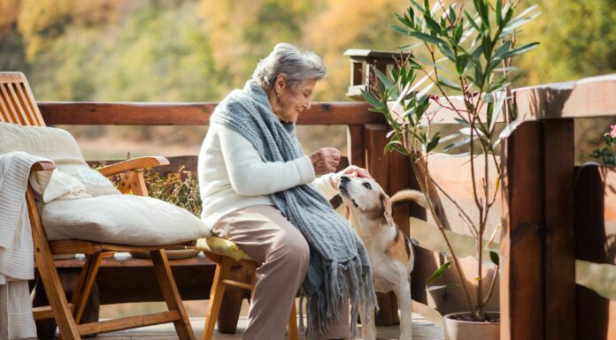 Notrufarmbänder: Der Nutzen für Menschen mit Demenz Notrufarmbänder sind die perfekten Begleiter, um möglichst lange selbstbestimmt in den eigenen vier Wänden zu leben. Bildquelle: © Getty Images / Unsplash.com