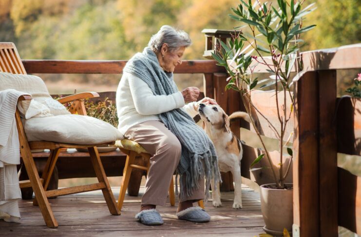 Notrufarmbänder: Der Nutzen für Menschen mit Demenz Notrufarmbänder sind die perfekten Begleiter, um möglichst lange selbstbestimmt in den eigenen vier Wänden zu leben. Bildquelle: © Getty Images / Unsplash.com