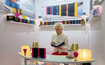 Kreativ bleiben in jedem Alter: Warum das Dichten und Schreiben den Kopf wach und aufmerksam halten kann Dichten ist die große Leidenschaft von Gabriele Kirch, dies sich auch in diesem Jahr wieder auf der Frankfurter Buchmesse präsentiert hat. Bildquelle: © Gabriele Kirch
