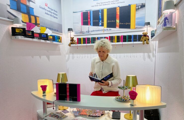 Kreativ bleiben in jedem Alter: Warum das Dichten und Schreiben den Kopf wach und aufmerksam halten kann Dichten ist die große Leidenschaft von Gabriele Kirch, dies sich auch in diesem Jahr wieder auf der Frankfurter Buchmesse präsentiert hat. Bildquelle: © Gabriele Kirch