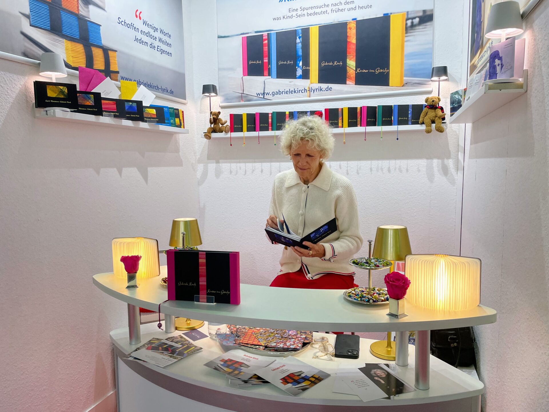 Dichten ist die große Leidenschaft von Gabriele Kirch, dies sich auch in diesem Jahr wieder auf der Frankfurter Buchmesse präsentiert hat. Bildquelle: © Gabriele Kirch Dichten ist die große Leidenschaft von Gabriele Kirch, dies sich auch in diesem Jahr wieder auf der Frankfurter Buchmesse präsentiert hat. Bildquelle: © Gabriele Kirch