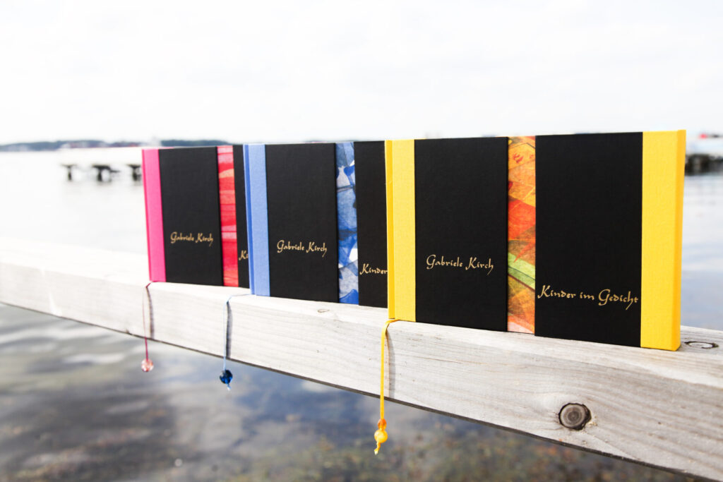 Mit viel Liebe präsentiert die 72-jährige Verlegerin und Autorin Gabriele Kirch ihre Gedichtbände auf der diesjährigen Frankfurter Buchmesse. Bildquelle: Gabriele Kirch