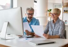 Rente ODER arbeiten – Rente UND arbeiten? Das Thema Rente ist ein schon lange nicht mehr immer positiv belegtes Thema in unserer Gesellschaft.Bildquelle: © Getty Images