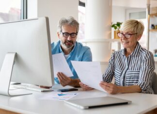 Rente ODER arbeiten – Rente UND arbeiten? Das Thema Rente ist ein schon lange nicht mehr immer positiv belegtes Thema in unserer Gesellschaft.Bildquelle: © Getty Images