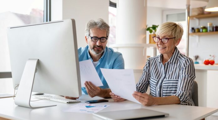 Rente ODER arbeiten – Rente UND arbeiten? Das Thema Rente ist ein schon lange nicht mehr immer positiv belegtes Thema in unserer Gesellschaft.Bildquelle: © Getty Images