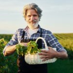 Der/Die ein oder andere hat vielelicht das große Glück mit Beginn der regulären Rente auch nochmal ein lang gehegtes Hobby zum Beruf oder mindestens Nebenerwerb zu machen. Bildquelle: © Getty Images