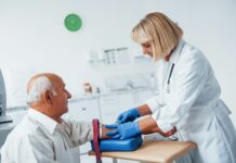 Warum Vorsorgeuntersuchungen Risiken besser einschätzen als datenbasierte Tools Regelmäßige Vorsorgeuntersuchungen sind ein wichtiges Tool in der Früherkennung. Bildquelle: © Getty Images / Unsplash.com