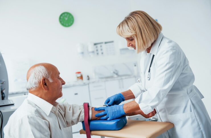 Warum Vorsorgeuntersuchungen Risiken besser einschätzen als datenbasierte Tools Regelmäßige Vorsorgeuntersuchungen sind ein wichtiges Tool in der Früherkennung. Bildquelle: © Getty Images / Unsplash.com