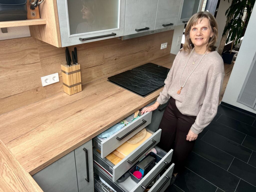 Monika Köhler ist zertifizierte Ordnungsexpertin und kümmert sich beruflich um das Thema: Ordnung. Bildquelle: © Monika Köhler 