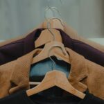 Auch die richtige Aufbewahrung von Kleidung spielt eine entscheidende Rolle wie lange diese gut in Form und somit tragbar bleibt. Bildquelle: © Gantas Vaiciulenas / Unsplash.com