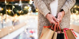 Kleidungsstücke richtig pflegen – so bleiben Farben und Fasern lange strahlend Besonders zu Weihnachten werden auch gern mal Kleidungsstücke verschenkt, bei denen besondere Pflegehinweise berücksichtigt werden müssen. Bildquelle: © Getty Images / Unsplash.com