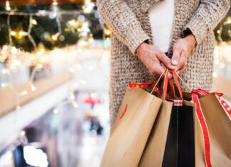 Kleidungsstücke richtig pflegen – so bleiben Farben und Fasern lange strahlend Besonders zu Weihnachten werden auch gern mal Kleidungsstücke verschenkt, bei denen besondere Pflegehinweise berücksichtigt werden müssen. Bildquelle: © Getty Images / Unsplash.com