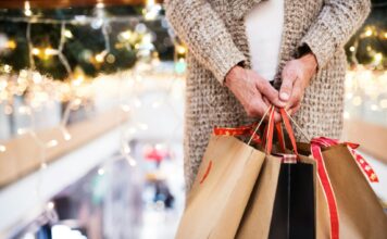 Kleidungsstücke richtig pflegen – so bleiben Farben und Fasern lange strahlend Besonders zu Weihnachten werden auch gern mal Kleidungsstücke verschenkt, bei denen besondere Pflegehinweise berücksichtigt werden müssen. Bildquelle: © Getty Images / Unsplash.com