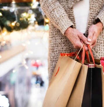 Kleidungsstücke richtig pflegen – so bleiben Farben und Fasern lange strahlend Besonders zu Weihnachten werden auch gern mal Kleidungsstücke verschenkt, bei denen besondere Pflegehinweise berücksichtigt werden müssen. Bildquelle: © Getty Images / Unsplash.com