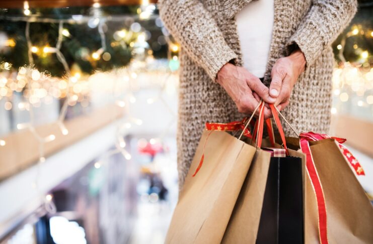 Kleidungsstücke richtig pflegen – so bleiben Farben und Fasern lange strahlend Besonders zu Weihnachten werden auch gern mal Kleidungsstücke verschenkt, bei denen besondere Pflegehinweise berücksichtigt werden müssen. Bildquelle: © Getty Images / Unsplash.com