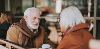 Partnersuche 59plus: So klappt der Neustart in die Liebe Auch mit 59plus ist die Partnersuche ein spannendes Abenteuer. Bildquelle: © Getty Images / Unsplash.com