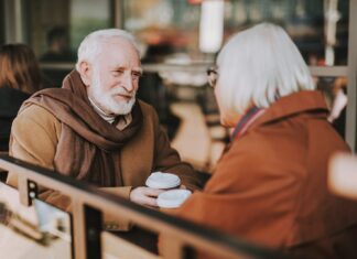 Partnersuche 59plus: So klappt der Neustart in die Liebe Auch mit 59plus ist die Partnersuche ein spannendes Abenteuer. Bildquelle: © Getty Images / Unsplash.com