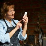 Inzwischen ist es auch für die Generation 59plus ganz normal neue Bekanntschaften über eine Dating App zu machen. Bildquelle: © Getty Images / Unsplash.com