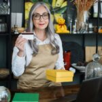 Viele Menschen der Generation 59plus sind bereits betroffen von dem maroden Rentensystem und müssen auch über das rentenalter hinaus zusätzlich Einkommen erwirtschaften um ihren Lebensunterhalt bestreiten zu können. Bildquelle: © Getty Imges / Unsplash.com