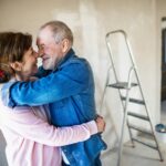 Wer von uns träumt nicht davon möglichst lange im eigenen Zuhause wohnen zu können. Mit dem E-Book Guide erhalten Sie wertvolle Tipps für einen sicheren Umbau. Bildquelle: © Getty Images / Unsplash.com