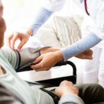 Idealerweise wird von der ambulaten bis zur vollstationären Pflege alles aus einer Hand angeboten. Bildquelle: © Getty Images / Unsplash.com