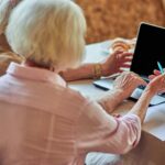 Es ist unerlässlich sich im Vorfeld mit den anfallenden Kosten für betreutes Wohnen auseinanderzusetzen. Bildquelle: © Getty Images / Unsplash.com