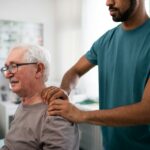 Mit Hilfe der Physiotherapie können gezielt Muskelgruppen angesprochen und trainiert werden, damit wir möglichst lange mobil und beweglich bleiben. Bildquelle: © Getty Images / Unsplash.com
