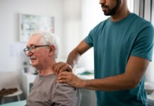 Physiotherapie im Alter: Wege zu mehr Beweglichkeit Mit Hilfe der Physiotherapie können gezielt Muskelgruppen angesprochen und trainiert werden, damit wir möglichst lange mobil und beweglich bleiben. Bildquelle: © Getty Images / Unsplash.com