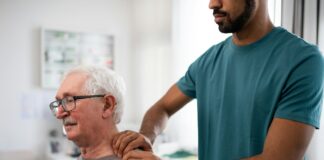 Physiotherapie im Alter: Wege zu mehr Beweglichkeit Mit Hilfe der Physiotherapie können gezielt Muskelgruppen angesprochen und trainiert werden, damit wir möglichst lange mobil und beweglich bleiben. Bildquelle: © Getty Images / Unsplash.com