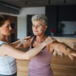 Die Therapeuten zeigen Ihnen auch gern Übungen, die Sie regelmäßig zuhause zur Unterstützung machen können. Bildquelle: © Getty Images / Unsplash.com