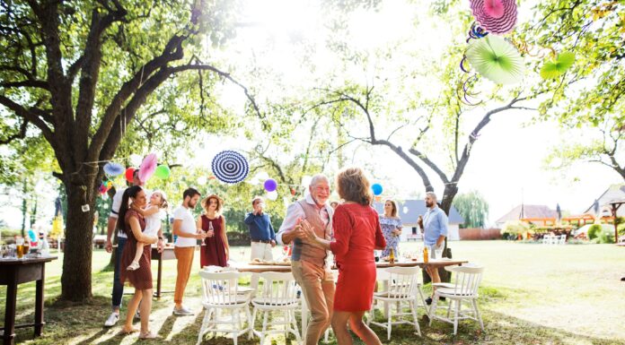 Tanzen und feiern im Alter 59plus Wann sind sie das letzte Mal tanzen gegangen oder haben spontan ein Tänzchen gewagt? Und ist es nicht längst mal wieder an der Zeit dafür? Bildquelle: © Getty Images / Unsplash.com