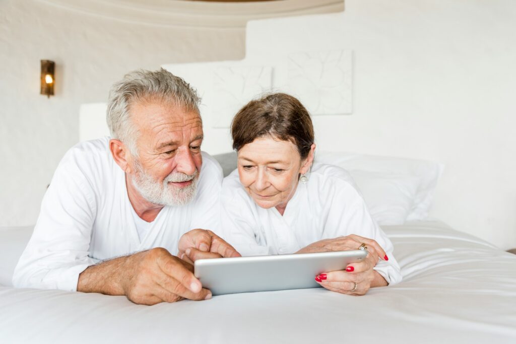 Wenn Sie sich für ein passendes Polsterbett entschieden haben, können Sie dieses auch online bestellen. Bildquelle: © Curated Lifestyle / Unsplash.com