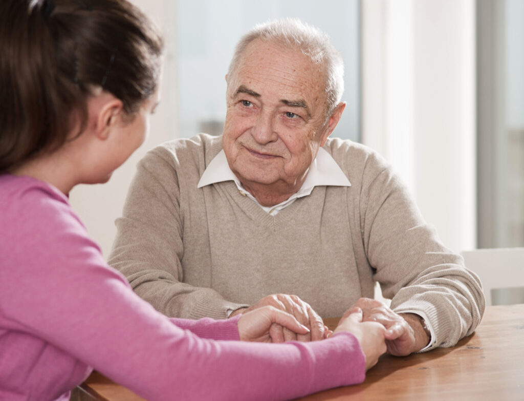 Wer offen miteinander redet, schafft Verständnis für gemeinnütziges Vererben © Getty Images/Paul