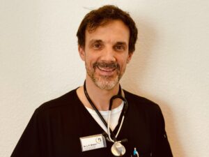 Dr. Jan-Philipp Breuer ist Hausarzt mit eigener Praxis in Köln und Spezialist für den Bereich Darmgesundheit. Bildquelle: © Dr. Jan-Philipp Breuer