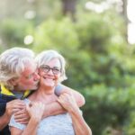 Um Cannabis im Alter von 59plus entspannt konsumieren zu können, gilt es unbedingt ein paar Regeln einzuhalten und idealerweise immer Rücksprache mit dem Hausarzt zu halten.  Bildquelle: © Getty Images / Unsplash.com