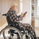 Es ist sinnvoll schon frühzeitig an breitere Türen und stufenlose Räume zu denken, um auch im Falle einer Immobilität weitestgehend selbständig zu bleiben. Bildquelle: © Getty Images / Unsplash.com