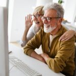 Wer sich mit 59plus nochmal in eine neue berufliche Herausforderung wagt, muss sich zumindest bei einer Selbstständigkeit auch mit dem Thema Onlinewerbung beschäftigen. Bildquelle: © Getty Images / Unsplash.com