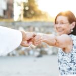 Unsere Hände verändern sich im Laufe unseres Lebens. Entsprechend mitwachsen sollte die Eheringe. Bildquelle: © Curated Lifestyle / Unsplash.com