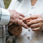 Das Gewicht, knöchernde Veränderung der Hände oder Wasseransammlungen können den Ehering zu klein oder zu groß werden lassen. Bildquelle: © a-c / Unsplash.com
