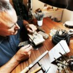 Ein Goldschmied oder Juwelier kann helfen, in dem er den Ring anpasst oder sogar optisch auch nochmal verändert. Bildquelle: © Getty Images / Unsplash.com