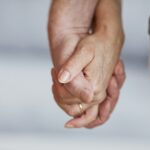 Wir empfehlen die Nachlassplanung bereits zu Lebzeiten ordentlich zu formulieren und auf den Weg zu bringen. Das erspart den Hinterbliebenen sehr viel Arbeit und ggf. auch Unannehmlichkeiten. Bildquelle: © Getty Images / Unsplash.com