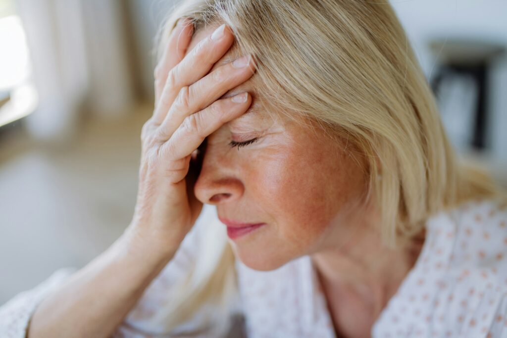 Müdigkeit und Abgeschlagenheit können ein Anzeichen für einen Selenmangel sein. Bildquelle: © Getty Images / Unsplash.com