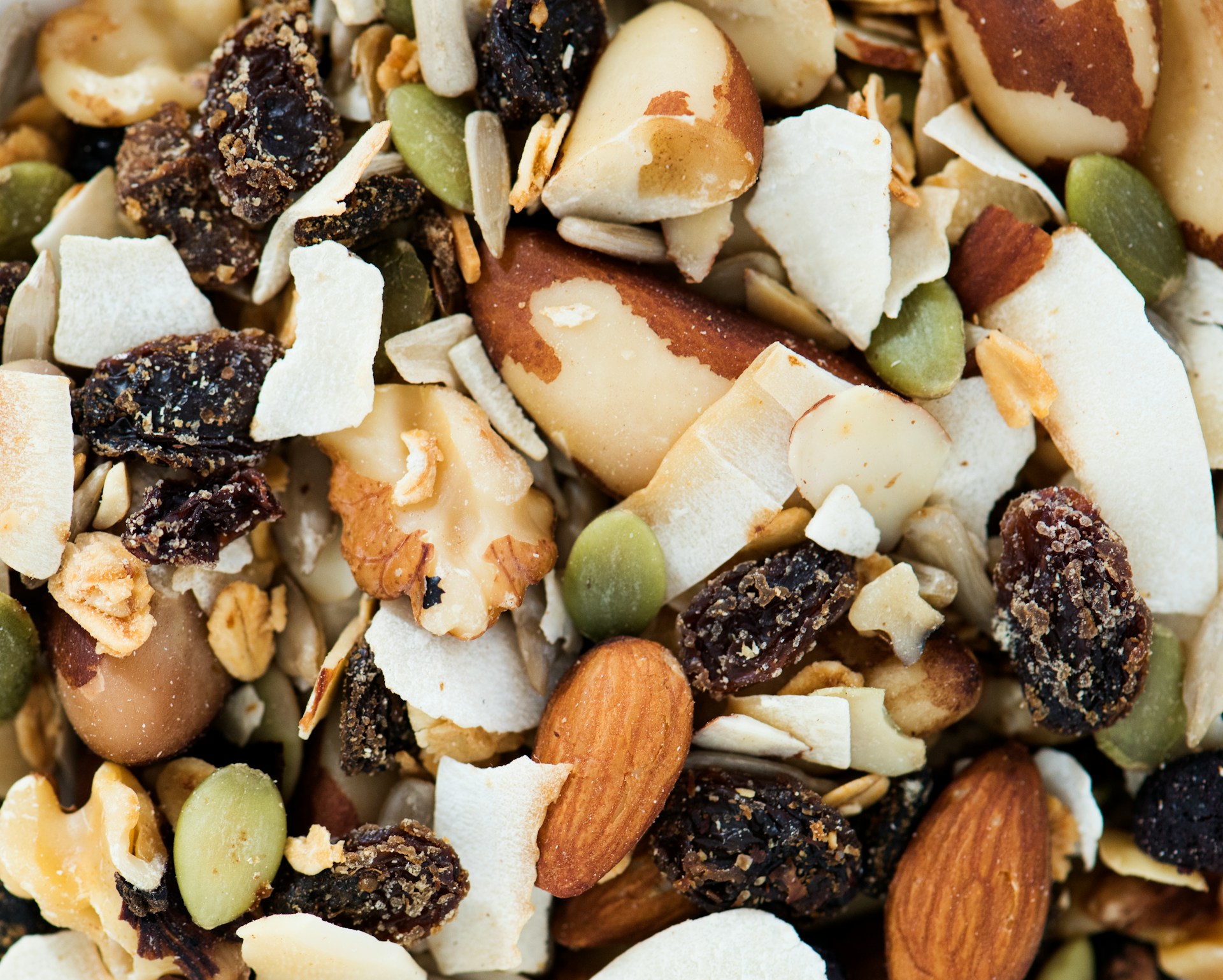 Nüsse sind eine wertvolle Quele für wichtige Nährstoffe. Insbesondere Selen können wir uns auf eine ganz natürliche Art und Weise zuführen, in dem wir Paranüsse essen. Bildquelle. © Curatetd Lifestyle / Unsplash.com Nüsse sind eine wertvolle Quele für wichtige Nährstoffe. Insbesondere Selen können wir uns auf eine ganz natürliche Art und Weise zuführen, in dem wir Paranüsse essen. Bildquelle. © Curatetd Lifestyle / Unsplash.com