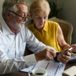 Ein Thema das uns alle immer wieder bewegt: die Rente. Wird sie reichen, wie kann ich im Alter leben und welche Formen der rente gibt es aktuell überhaupt? Bildquelle: © Curated Lifestyle / Unsplash.com