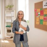Personen die auch über das Rentenalter hinaus berufstätig bleiben, dürfen bis zu 2.000 Euro im Monat hinzu verdienen. Bildquelle: © Getty Images / Unsplash.com