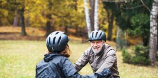 Aktiv ein Leben lang: Warum regelmäßige Bewegung so wichtig ist Bewegung bleibt bis ins hohe Alter das A und O. Vor allem Radfahren schont die Gelenke und Muskeln. Bildquelle: © Getty Images / Unsplash.com