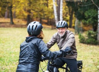 Aktiv ein Leben lang: Warum regelmäßige Bewegung so wichtig ist Bewegung bleibt bis ins hohe Alter das A und O. Vor allem Radfahren schont die Gelenke und Muskeln. Bildquelle: © Getty Images / Unsplash.com