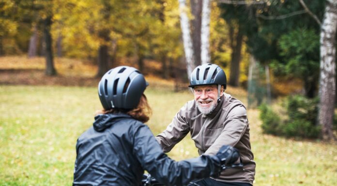 Aktiv ein Leben lang: Warum regelmäßige Bewegung so wichtig ist Bewegung bleibt bis ins hohe Alter das A und O. Vor allem Radfahren schont die Gelenke und Muskeln. Bildquelle: © Getty Images / Unsplash.com