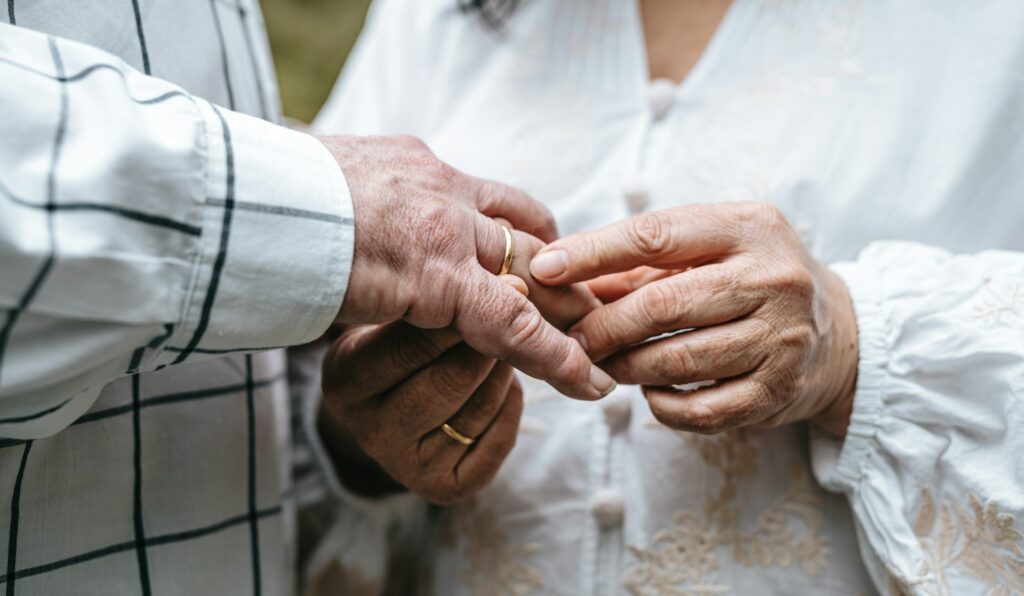 Oft mit besonderen Erinnerungen verbunden sind die Eheringer der vielleicht verstorbenen Eltern. Bildquelle: © A. C. / Unsplash.com